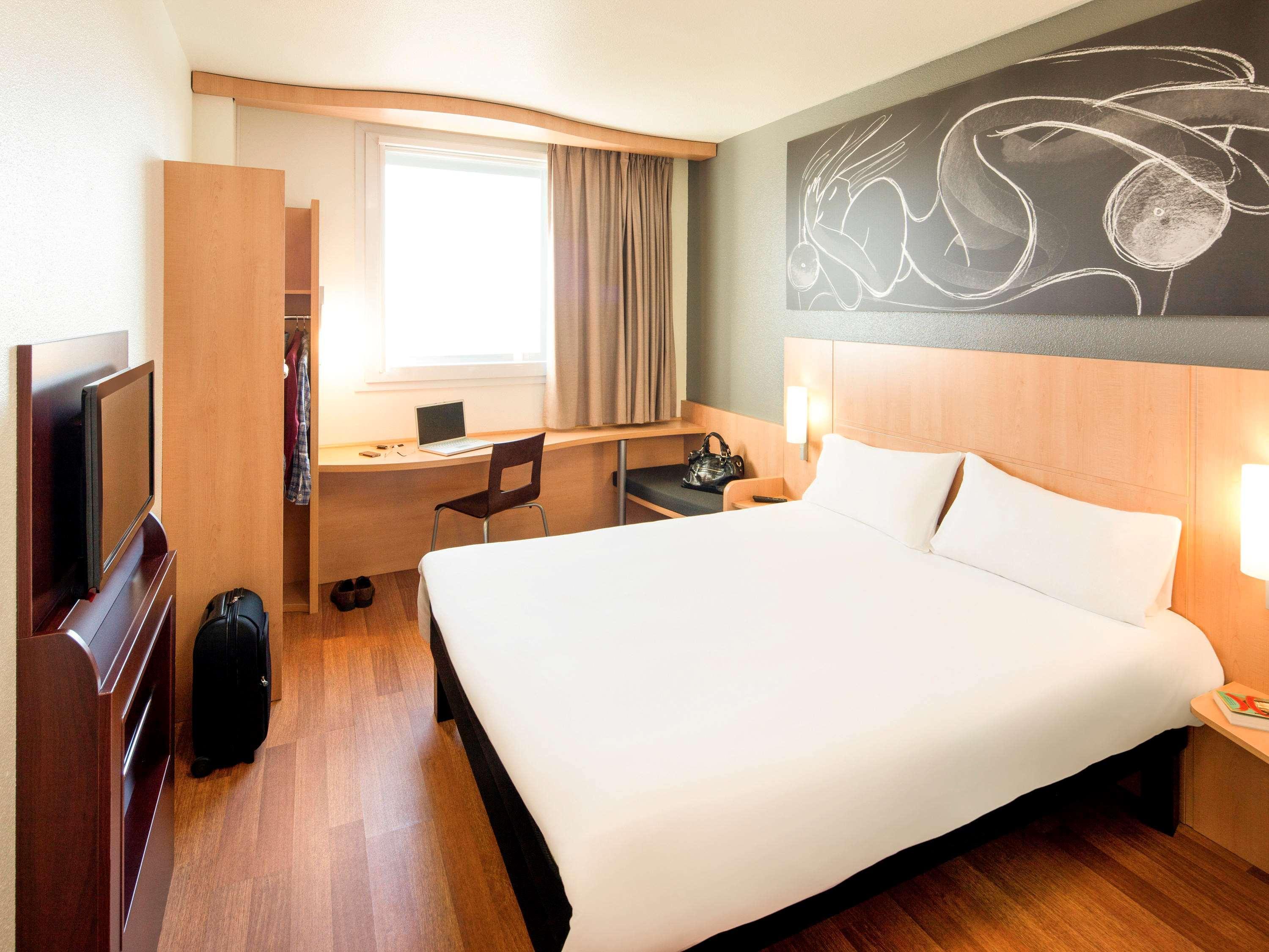Ibis Barcelona Meridiana Esterno foto
