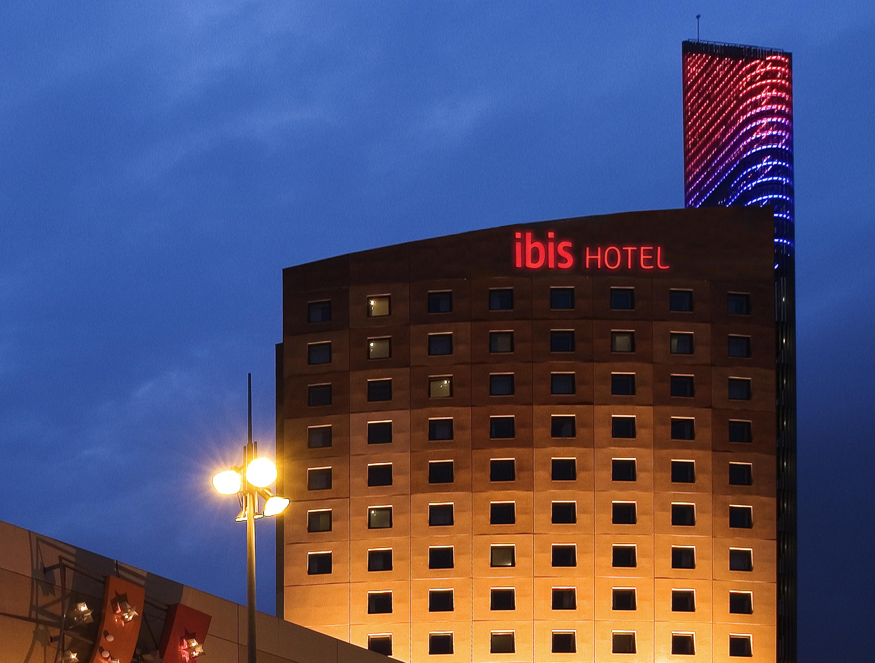Ibis Barcelona Meridiana Esterno foto