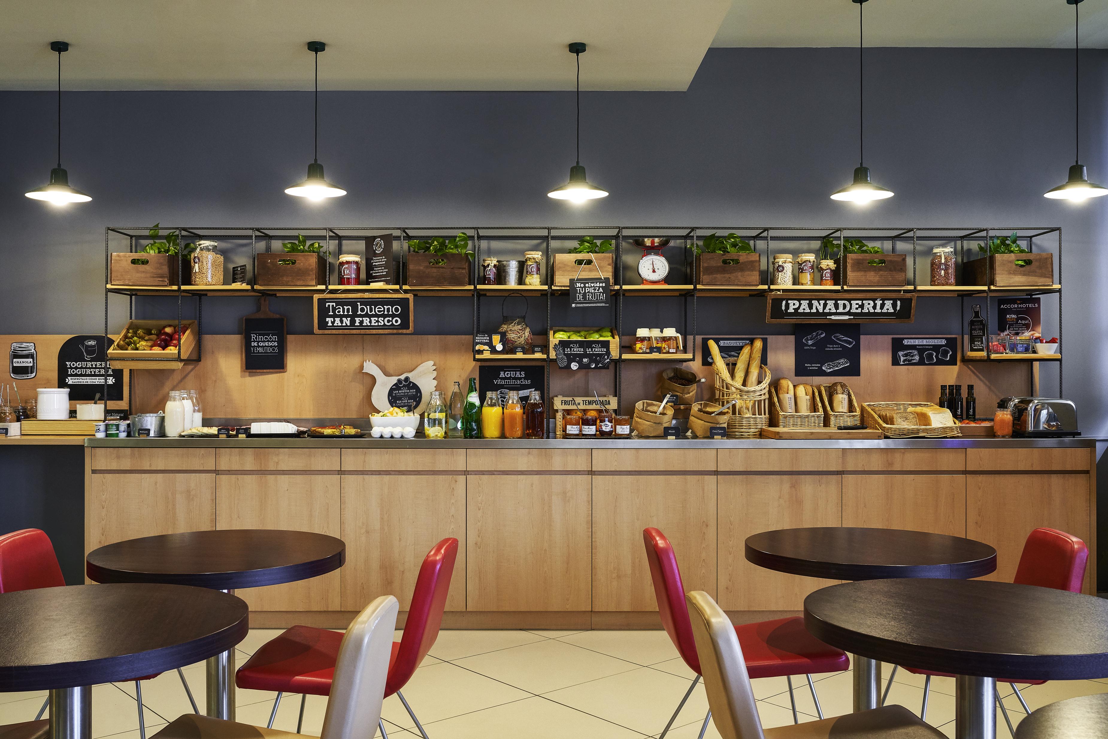 Ibis Barcelona Meridiana Esterno foto