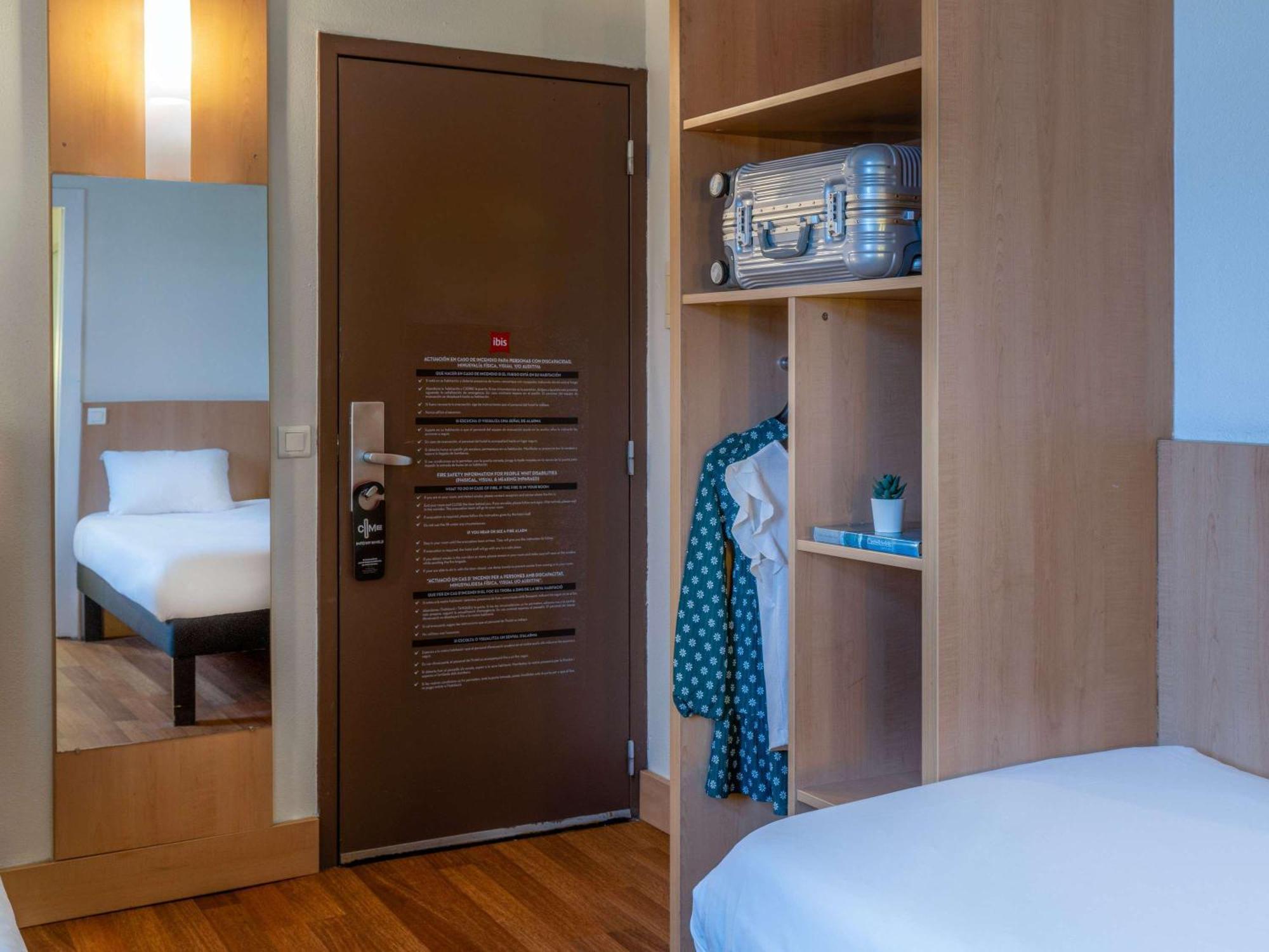 Ibis Barcelona Meridiana Esterno foto
