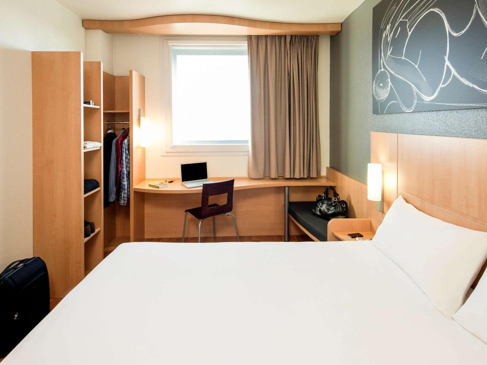 Ibis Barcelona Meridiana Esterno foto