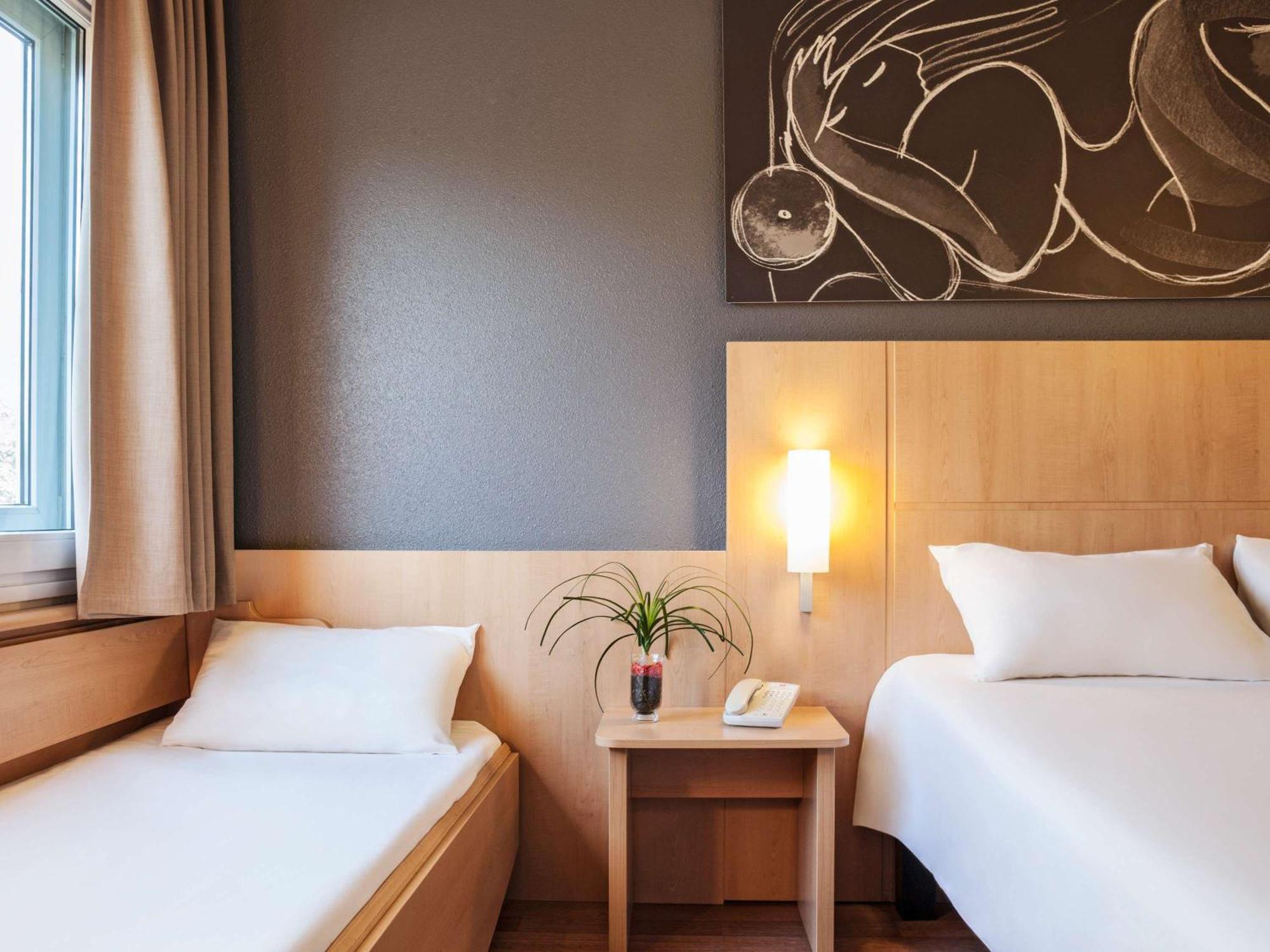 Ibis Barcelona Meridiana Esterno foto