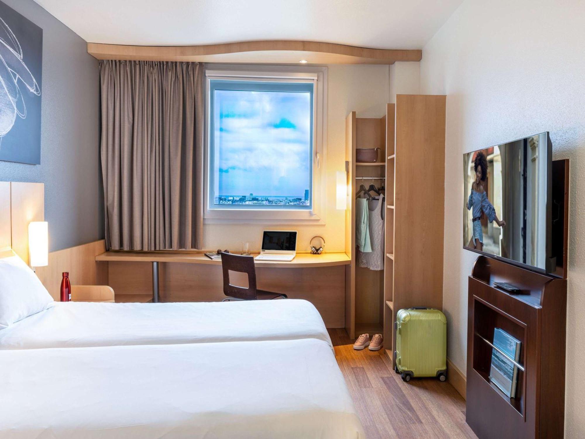 Ibis Barcelona Meridiana Esterno foto