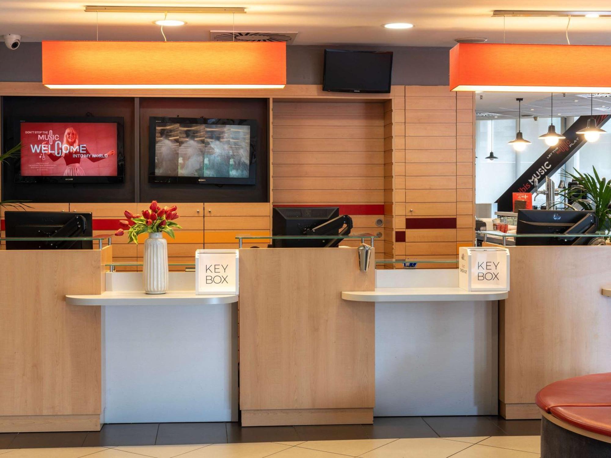 Ibis Barcelona Meridiana Esterno foto