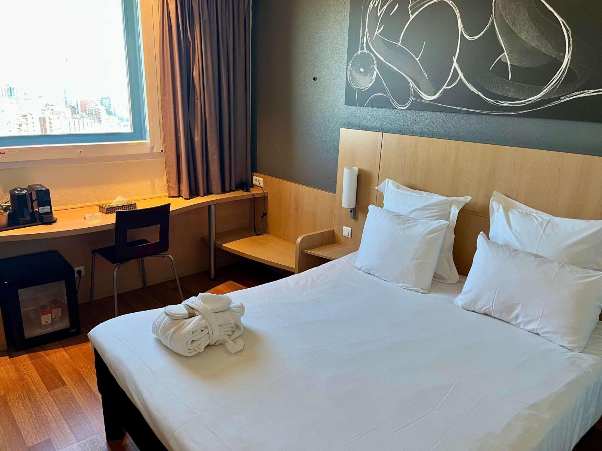 Ibis Barcelona Meridiana Esterno foto