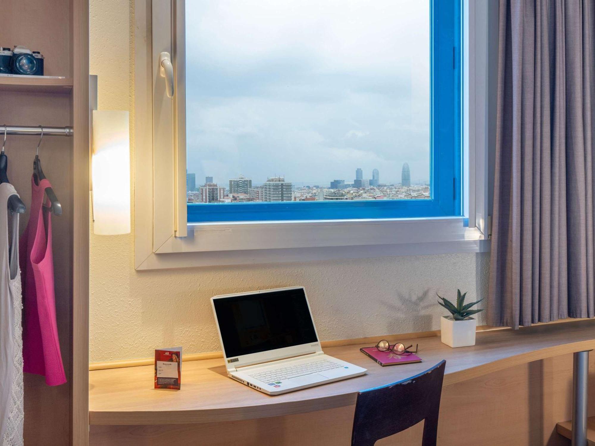 Ibis Barcelona Meridiana Esterno foto