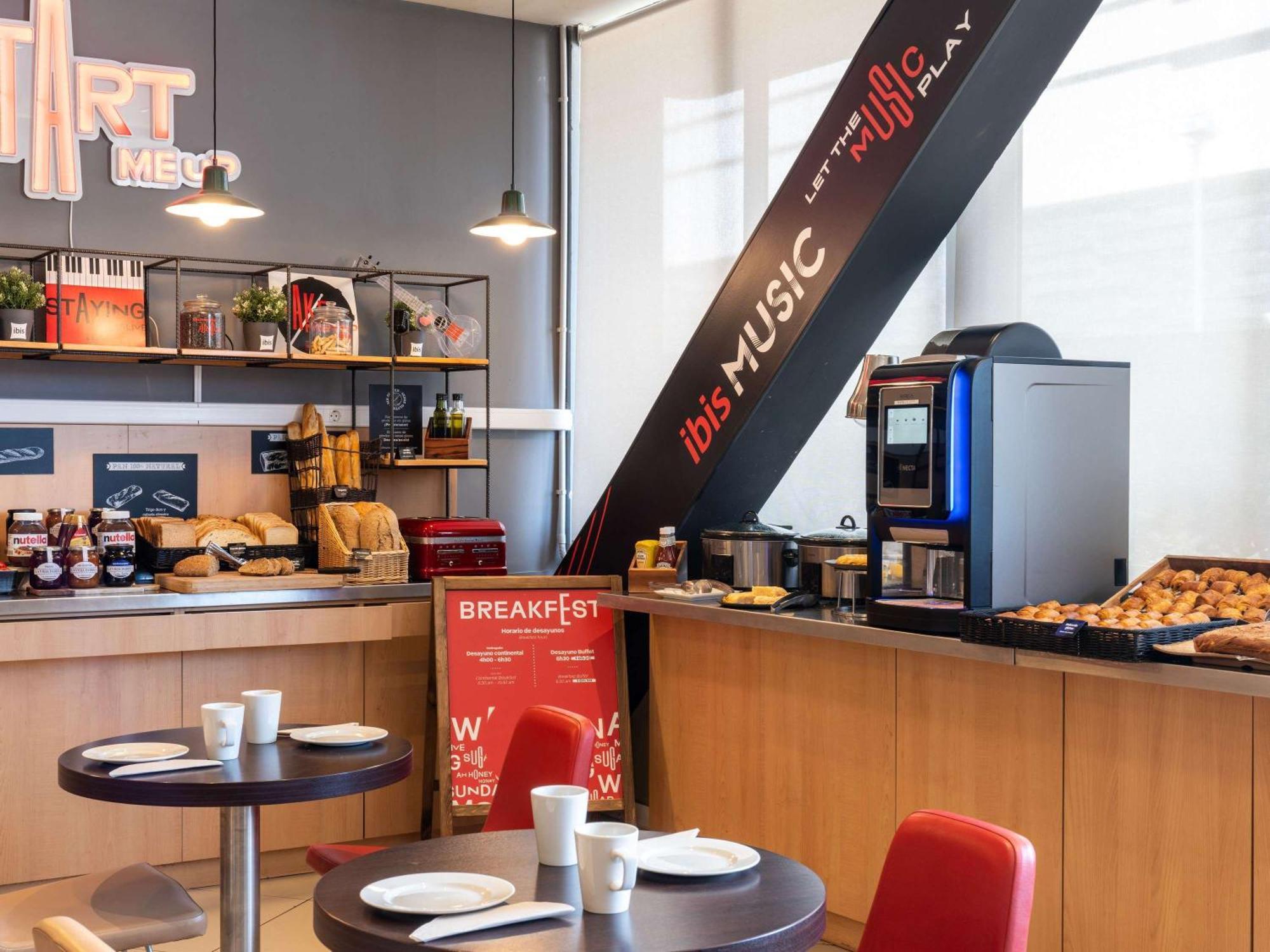Ibis Barcelona Meridiana Esterno foto